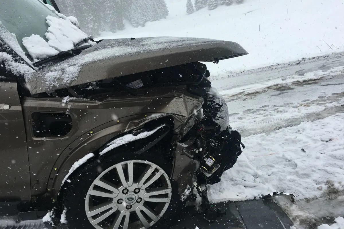 Valbella GR - Frontalcrash auf schneebedeckter Strasse