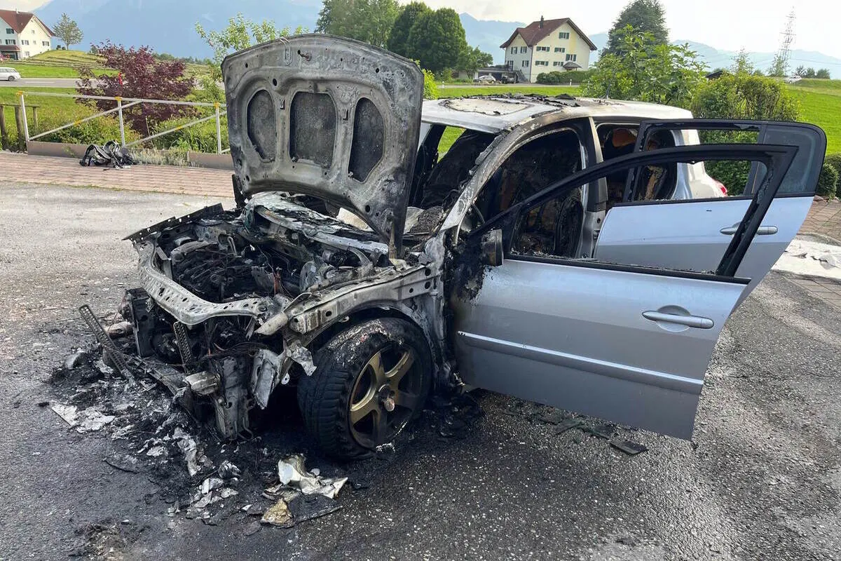 Gommiswald SG - Auto in Brand geraten
