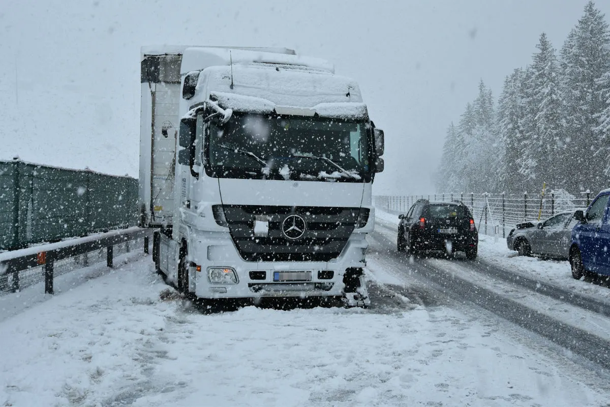 Graubünden GR - Starke Schneefälle fordern Verkehrsteilnehmende
