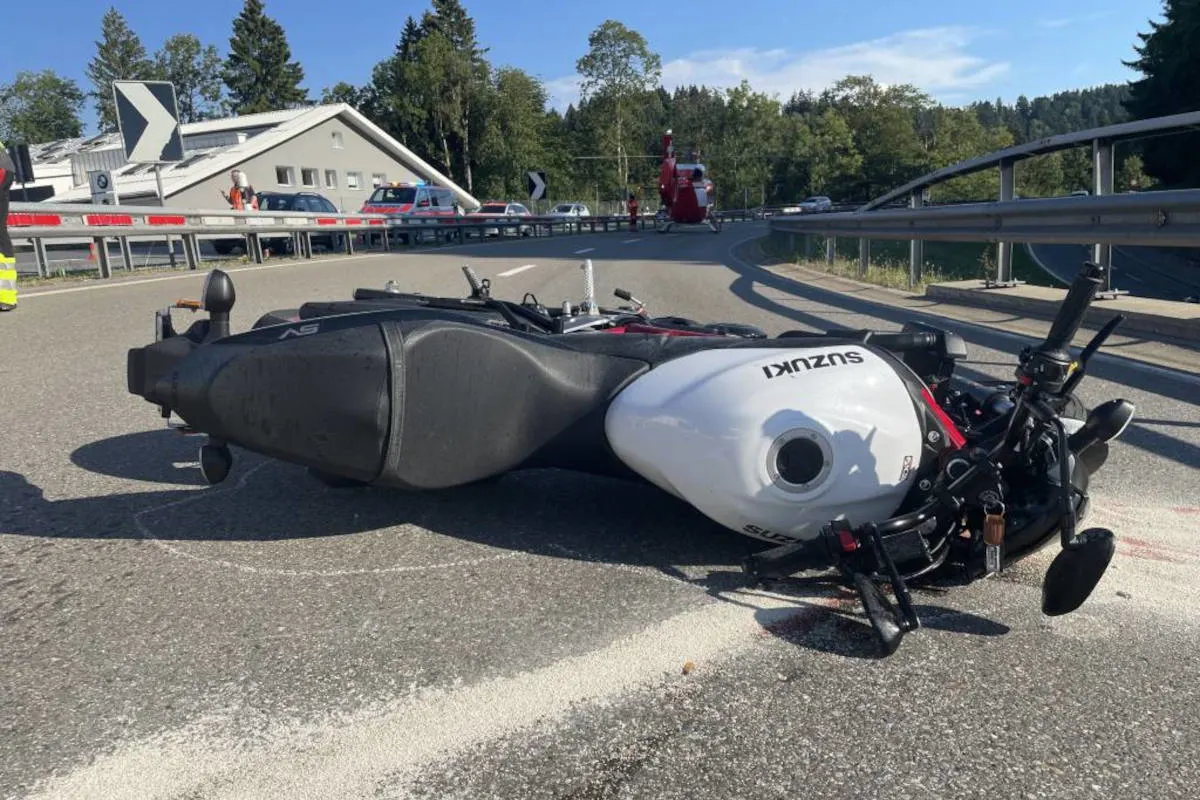 Schindellegi SZ – Motorradfahrer bei Selbstkollision erheblich verletzt