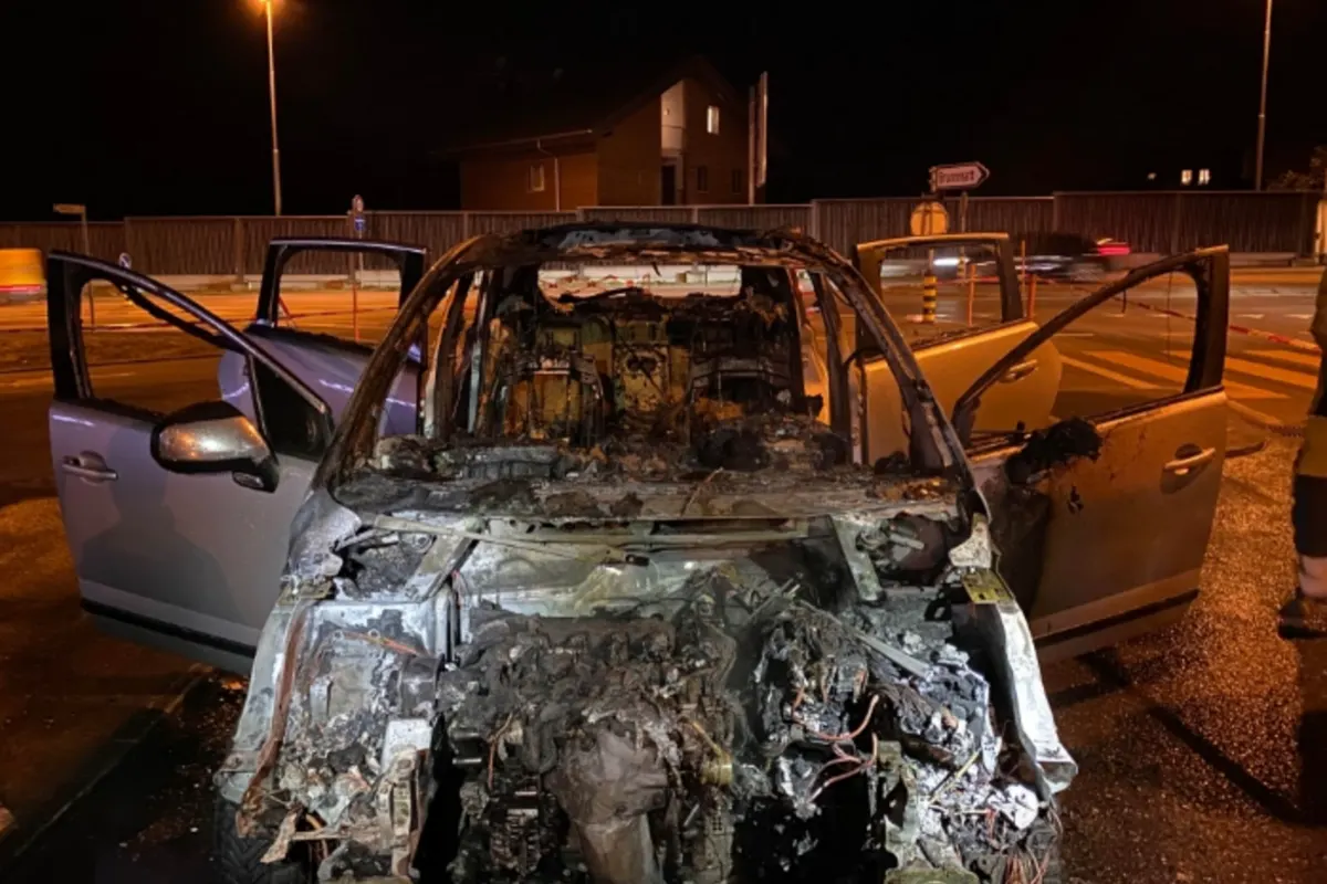Cham ZG - Auto gerät während der Fahrt in Brand