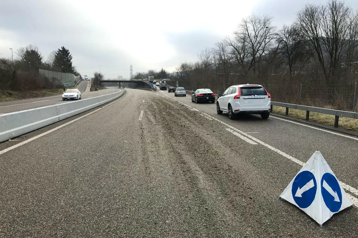 Lausen BL - Lastwagen verliert grosse Menge Schottersteine – A22 musste  gesperrt werden!