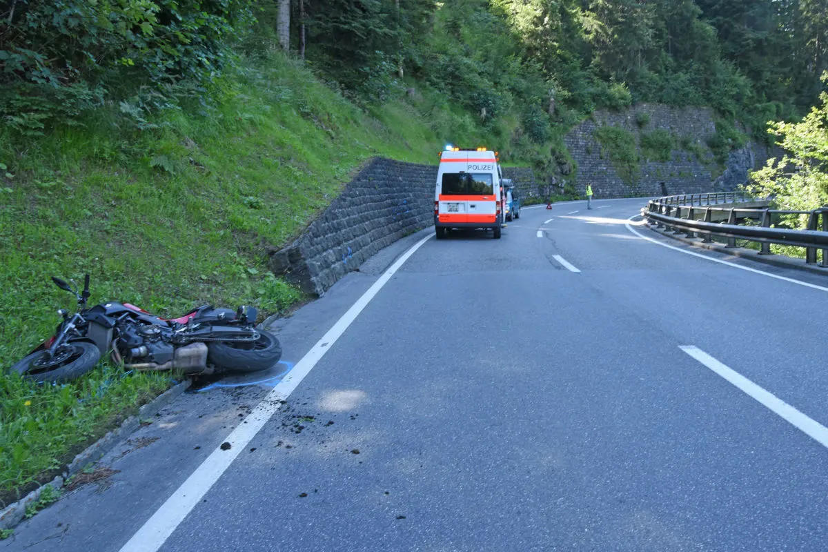 Sils im Domleschg GR -  Motorradlenfahrerin bei Sturz verletzt