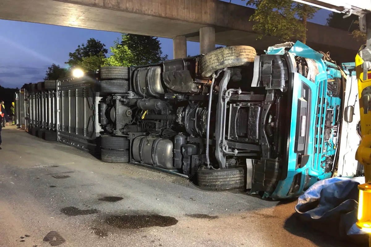 A1 Bern BE - Sattelmotorfahrzeug gekippt