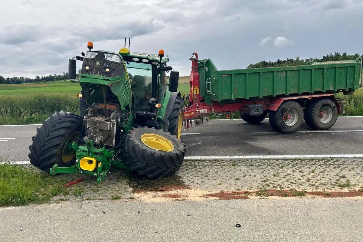 Lupfig AG - Heftige Kollision mit Traktor - Auto überschlägt sich 