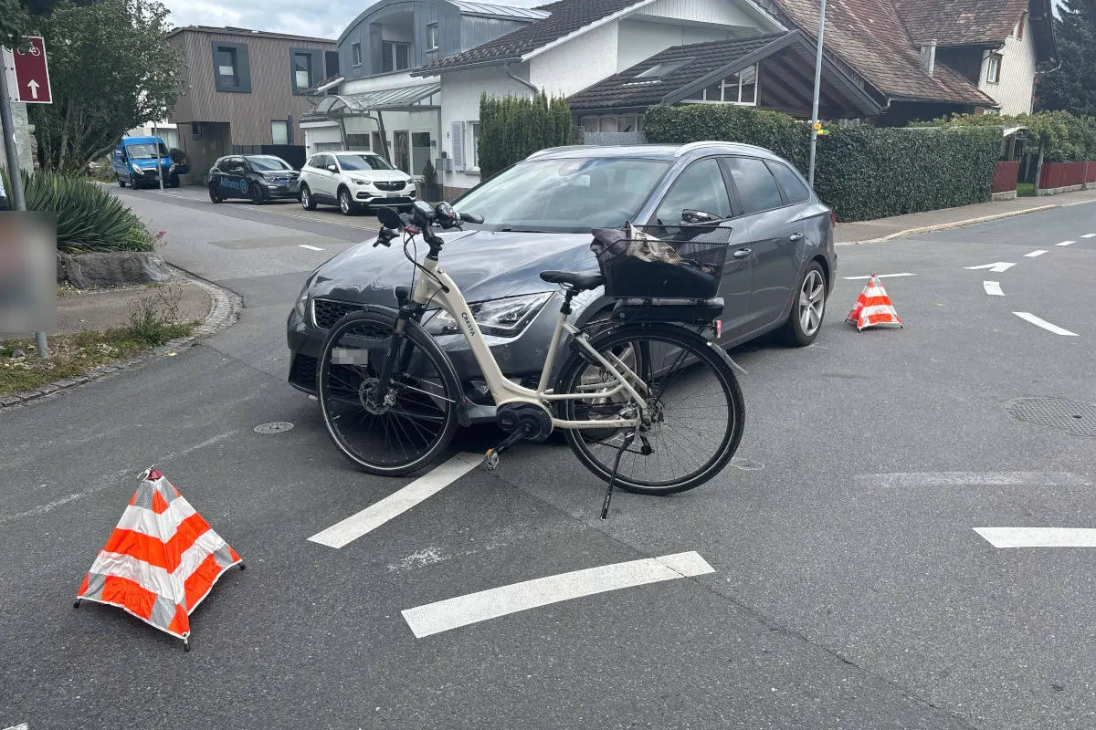 Balgach SG - Unfall zwischen E-Bike und Auto
