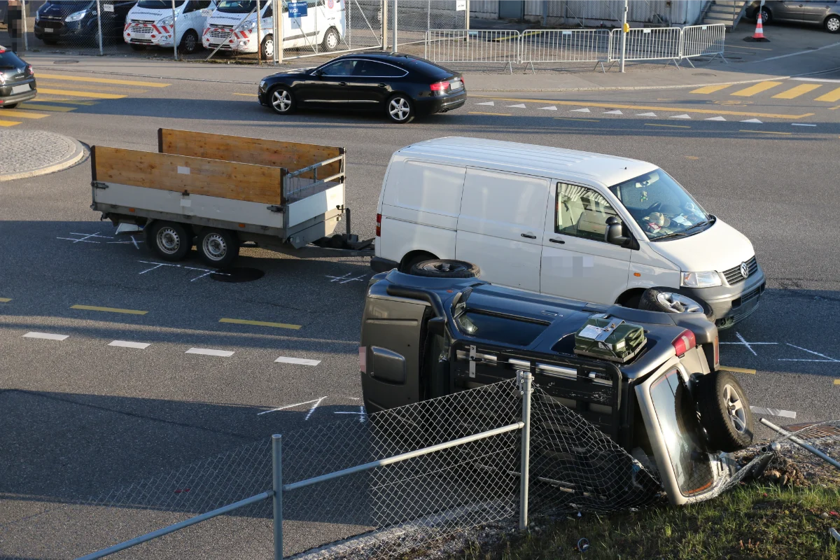 St. Gallen SG - Fahrzeug kippt zur Seite