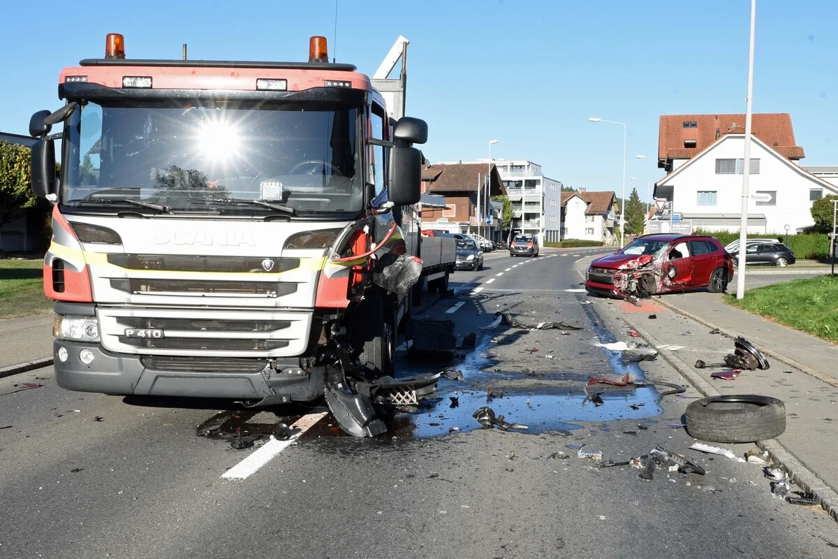 Gettnau LU - Rund 100'000 Franken Sachschaden nach Unfall mit einem Lastwagen 