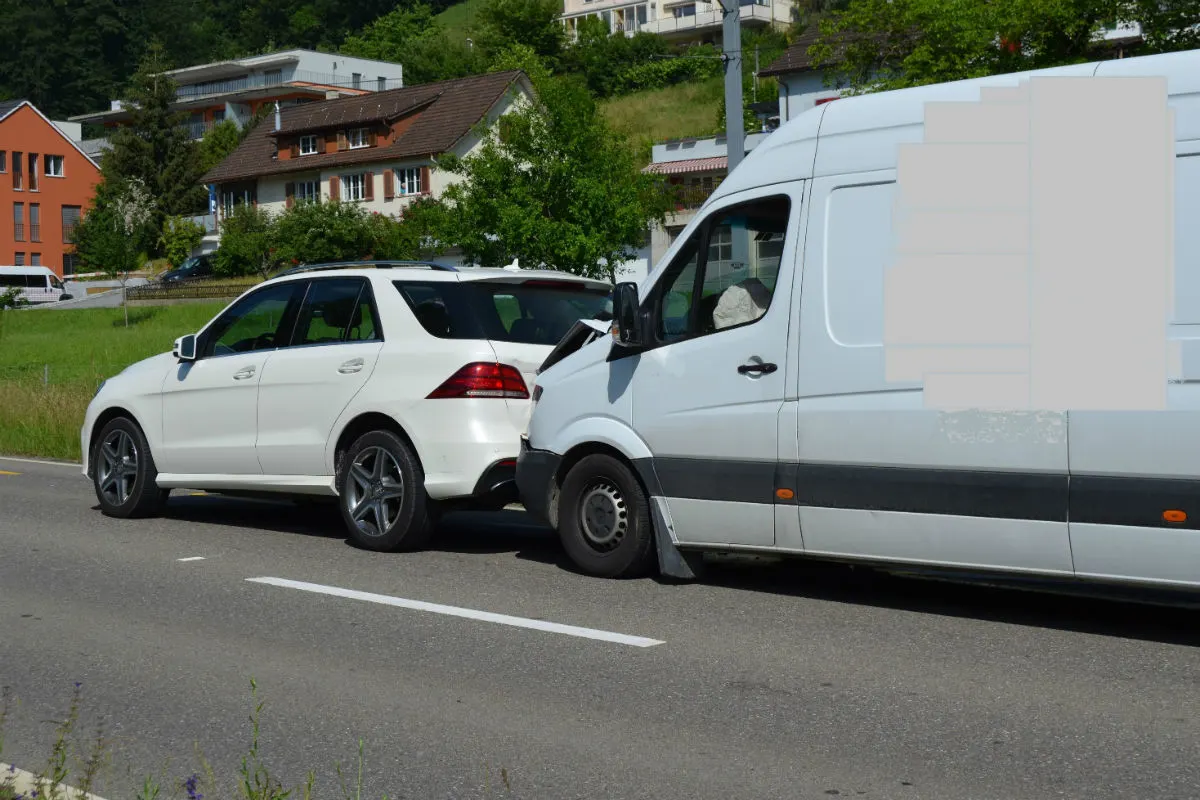 Herisau AR - Auffahrcrash vor Bahnübergang