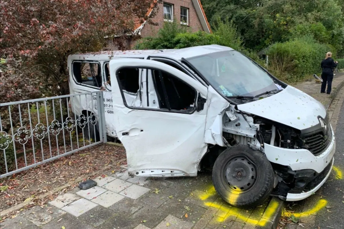 Wilhelmshaven - Schleuderpartie eines Transporters endet mit Schwerverletzten