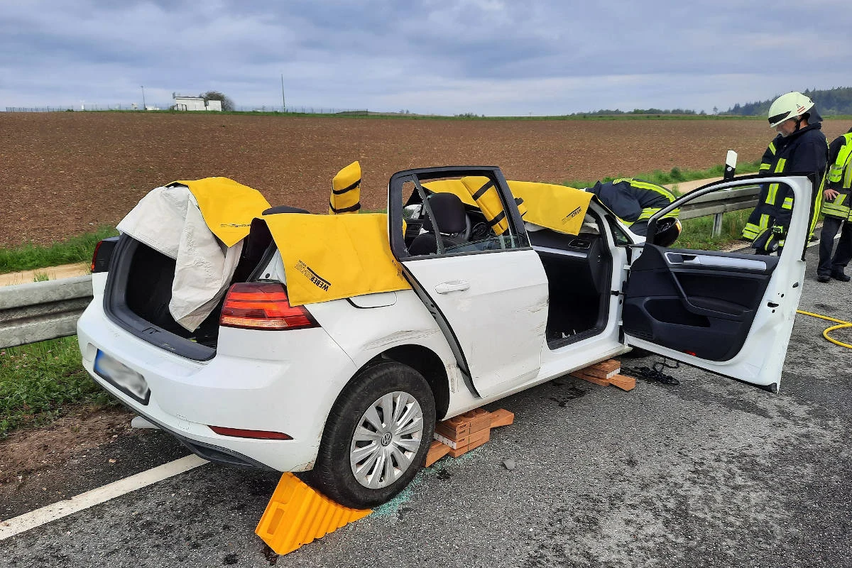 Konstanz – Person nach Unfall im Fahrzeug eingeschlossen