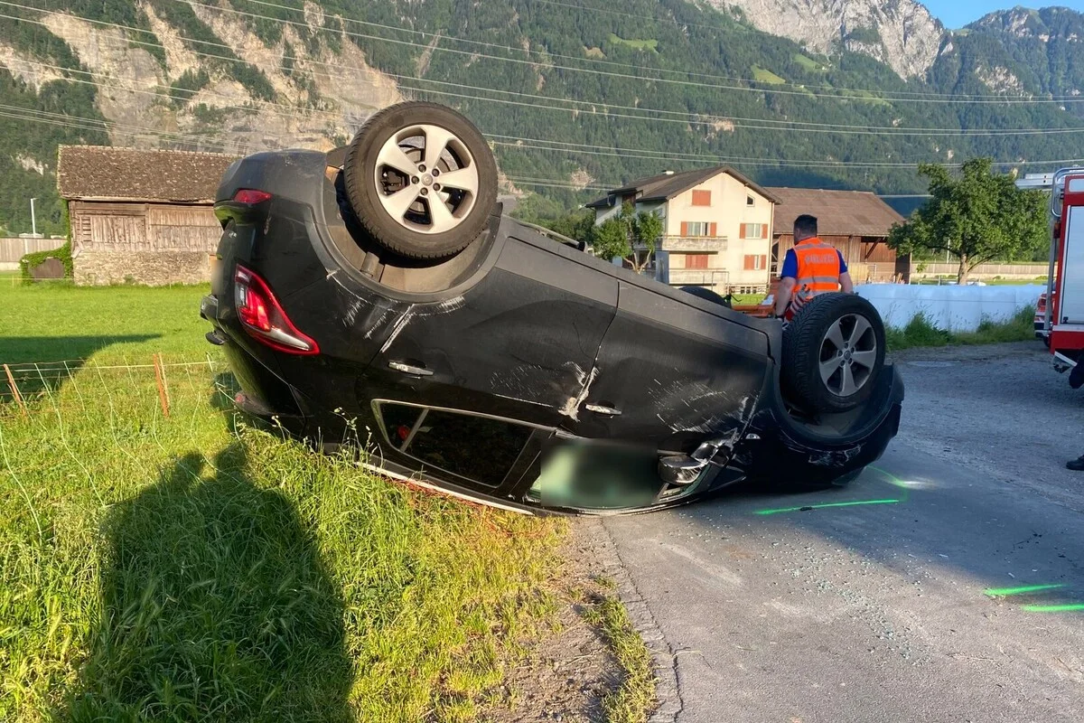 Unfall heute in Altdorf UR - Auf dem Dach gelandet