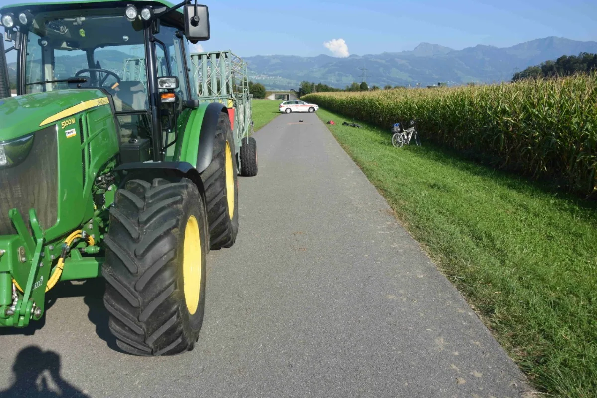 Tragischer Unfall in Schmerikon SG  - Velofahrer nach Kollision mit Traktor schwer verletzt