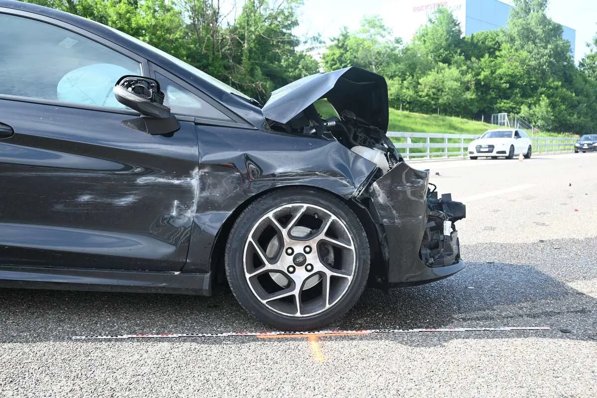 Unfall in St.Gallen – Reisecar und Auto kollidieren auf A1 – Lenker fahrunfähig
