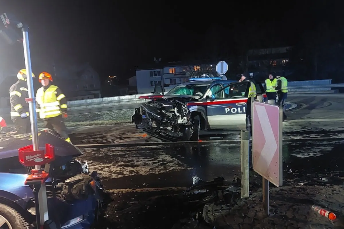 Gmunden – Vier Verletzte bei Unfall mit Polizeiauto