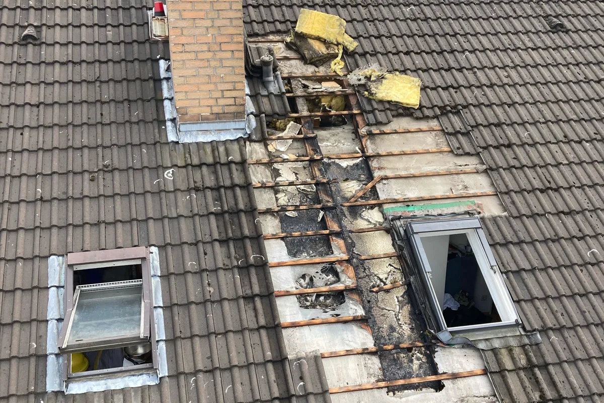 Ratingen NW – Schwelbrand im Dachbereich