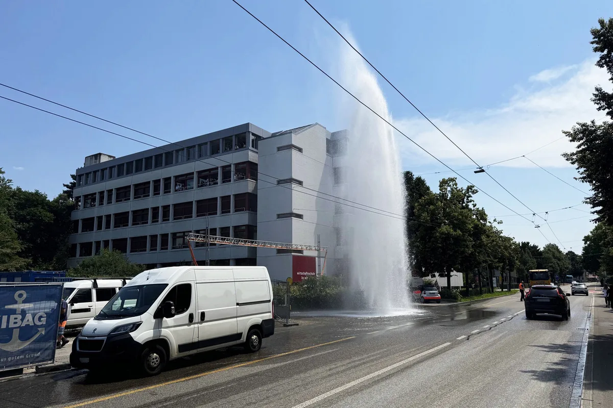 Winterthur ZH - Lieferwagen beschädigt Hydranten