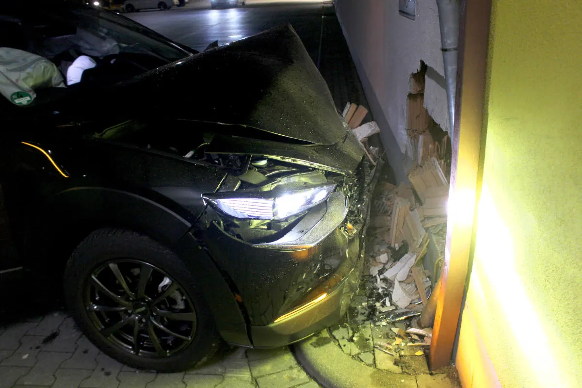 Paderborn – Auto durchbricht Wand von Discounter