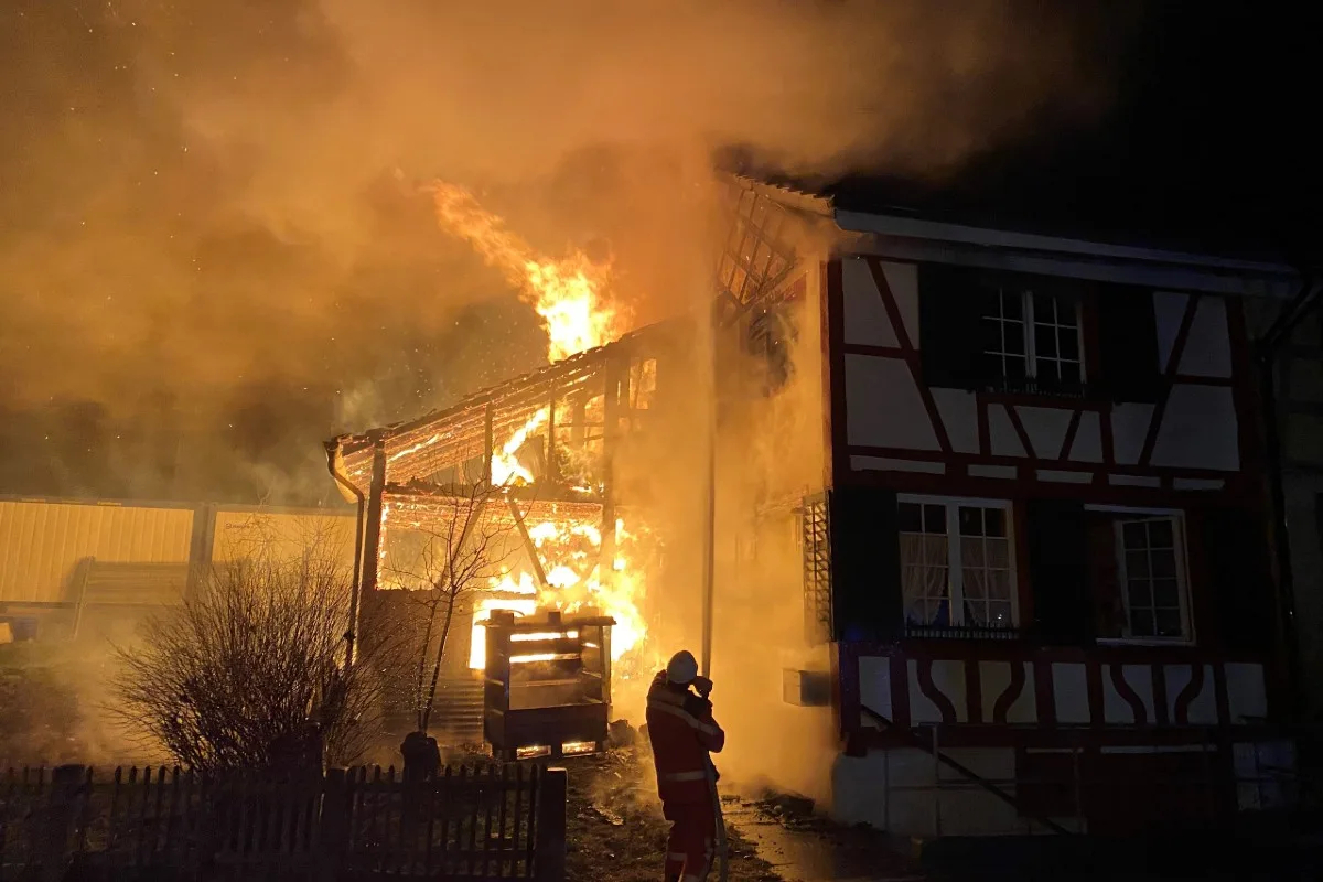Felben-Wellhausen TG  - Todesopfer nach Brand in Zweifamilienhaus
