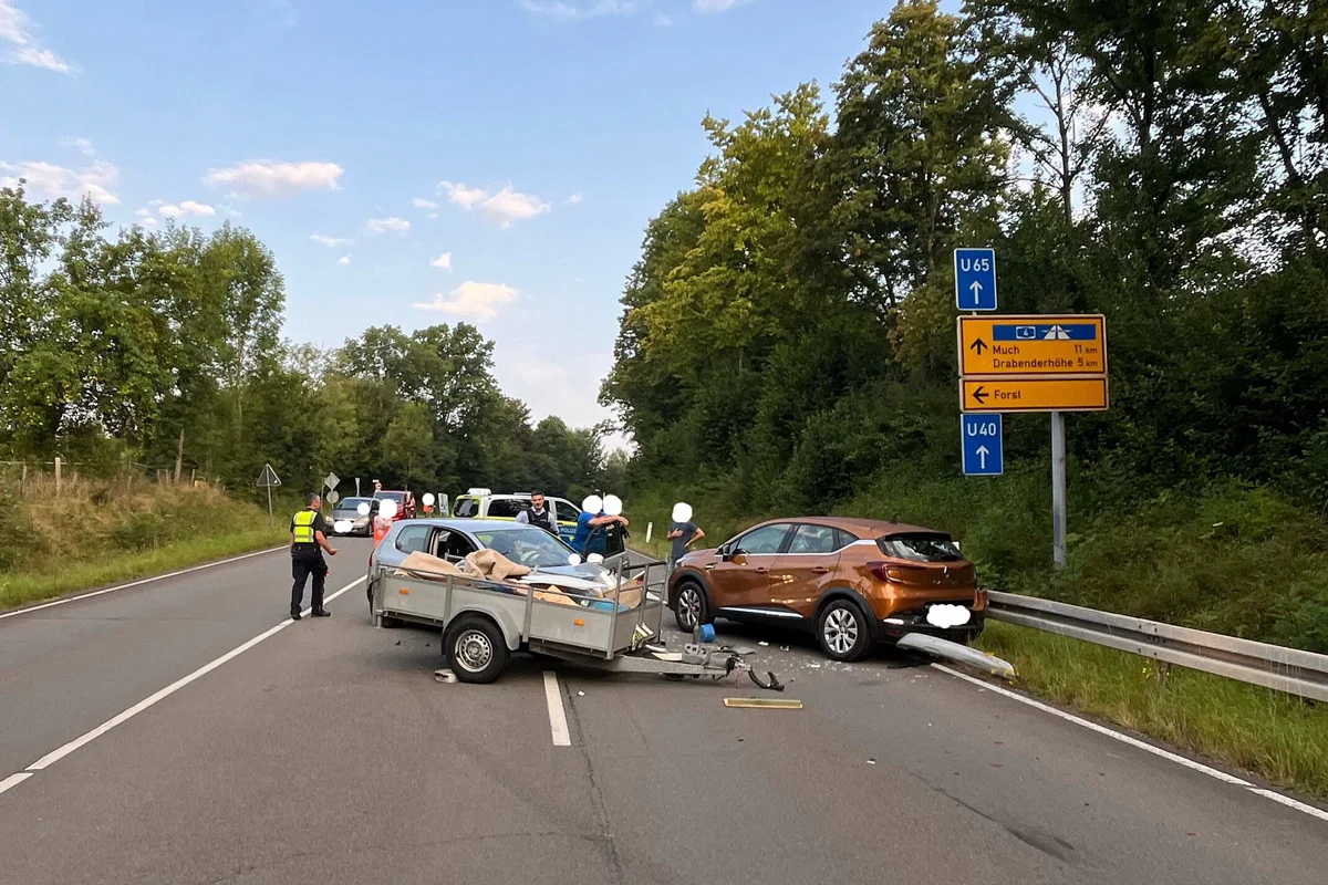 Wiehl NW – Zwei Verletzte bei Auffahrunfall auf der L302