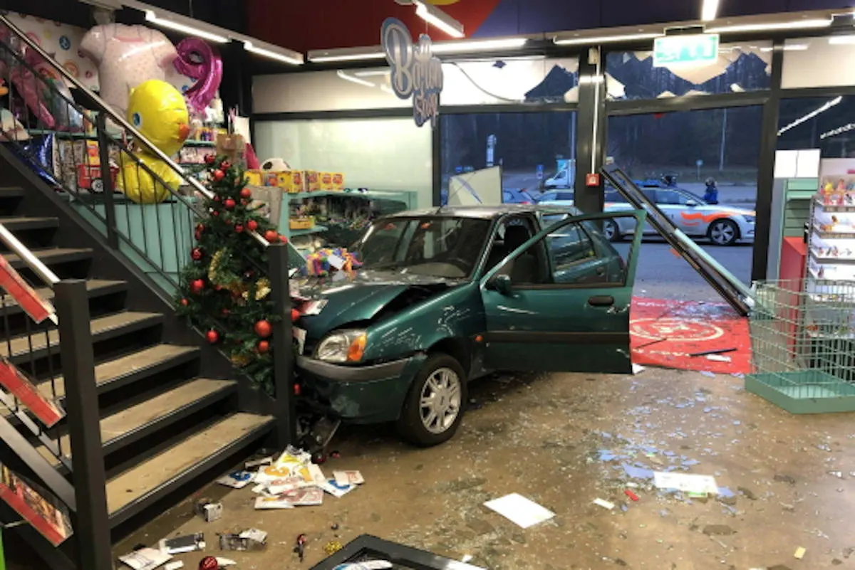 Heftiger Unfall in Matran FR – Auto landet in Geschäft