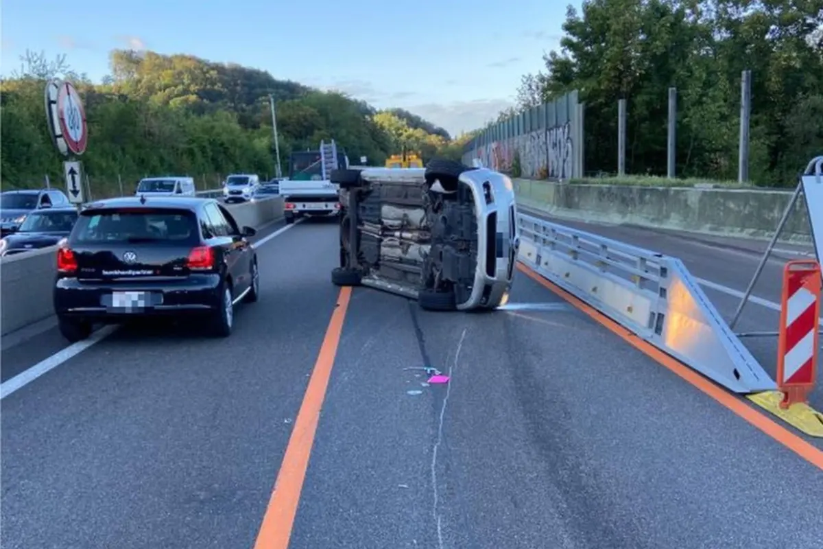 Spektakulärer Unfall in Muttenz BL - Auf der Autobahn überschlagen 