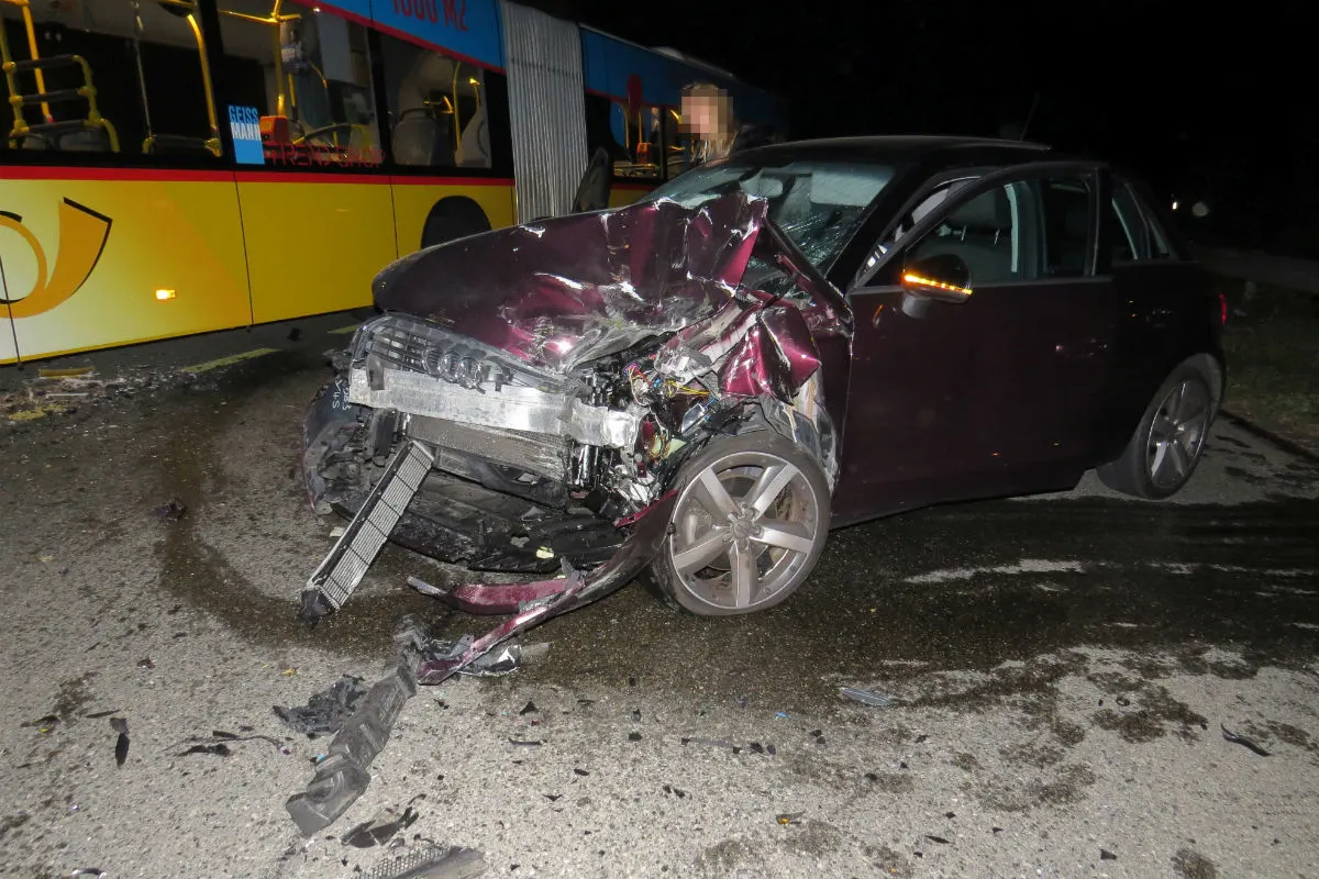 Lupfig AG - 25-Jährige durch Navi abgelenkt - Frontalkollision mit Postauto