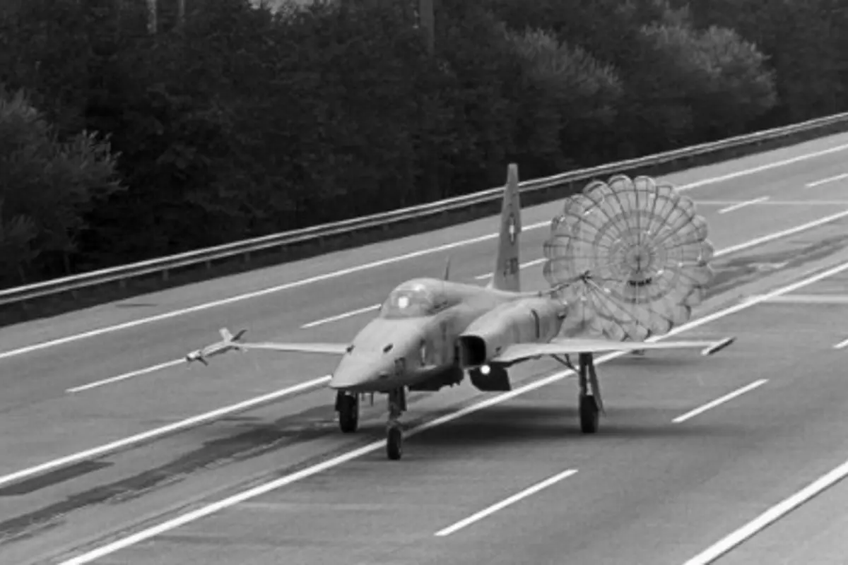 Sperrung Nationalstrassenabschnitt A1 zwischen Avenches und Payerne - Luftwaffe testet Verteidigungsdispositiv
