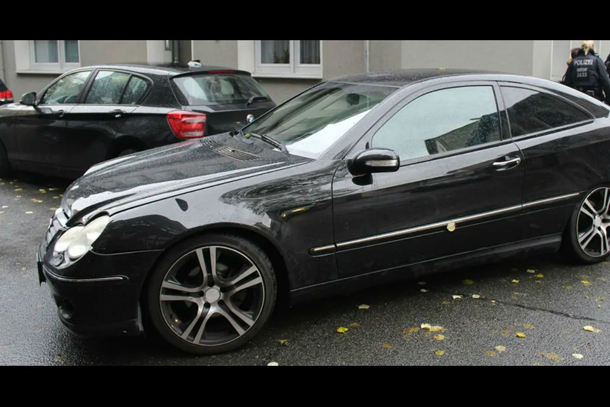 Duisburg - Autofahrer flüchtet mit Mercedes vor Polizei