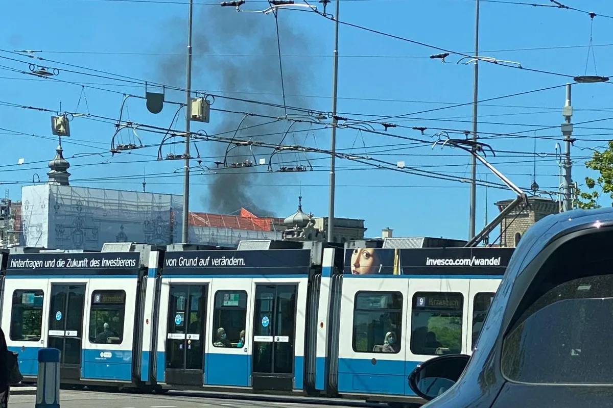 Zürich - Rauch über Zürcher Innenstadt - Dachstock brennt
