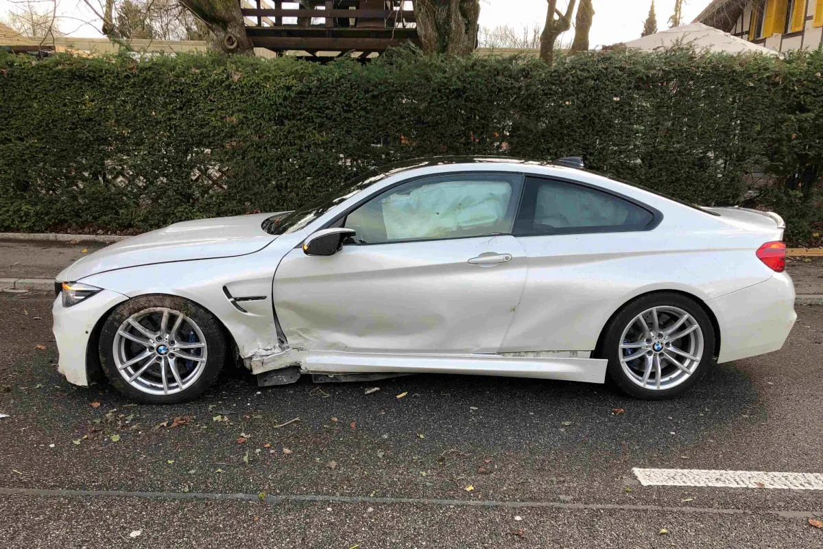 Gerlafingen SO – Auto durchbricht Zaun und kracht gegen Stein