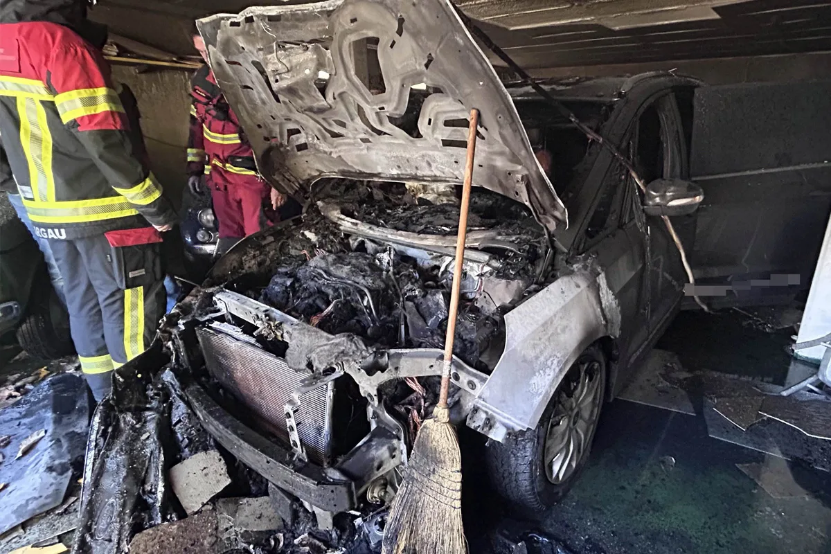 Rothrist AG – Auto brennt in Garage