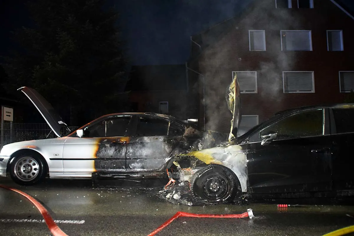 Löhne - Zwei Autos nach Unfall in Brand geraten
