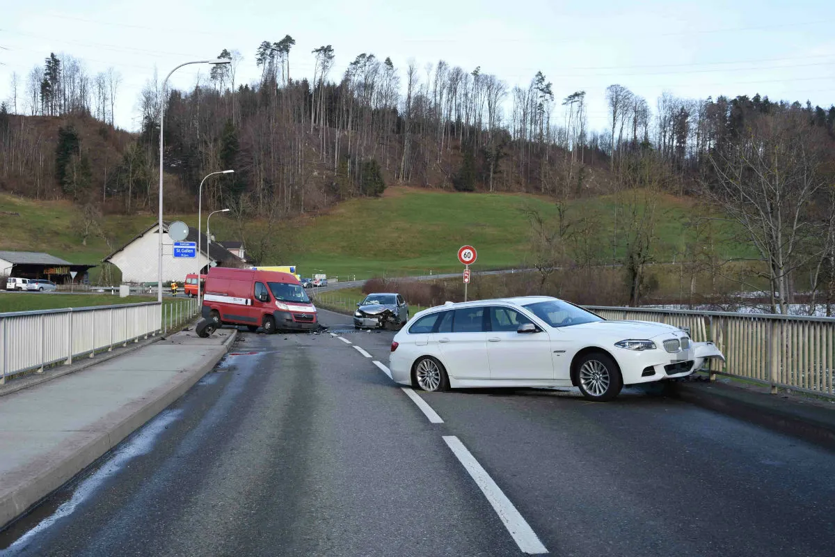 Oberbüren SG - Auto kollidiert mit 2 entgegenkommenden Fahrzeugen