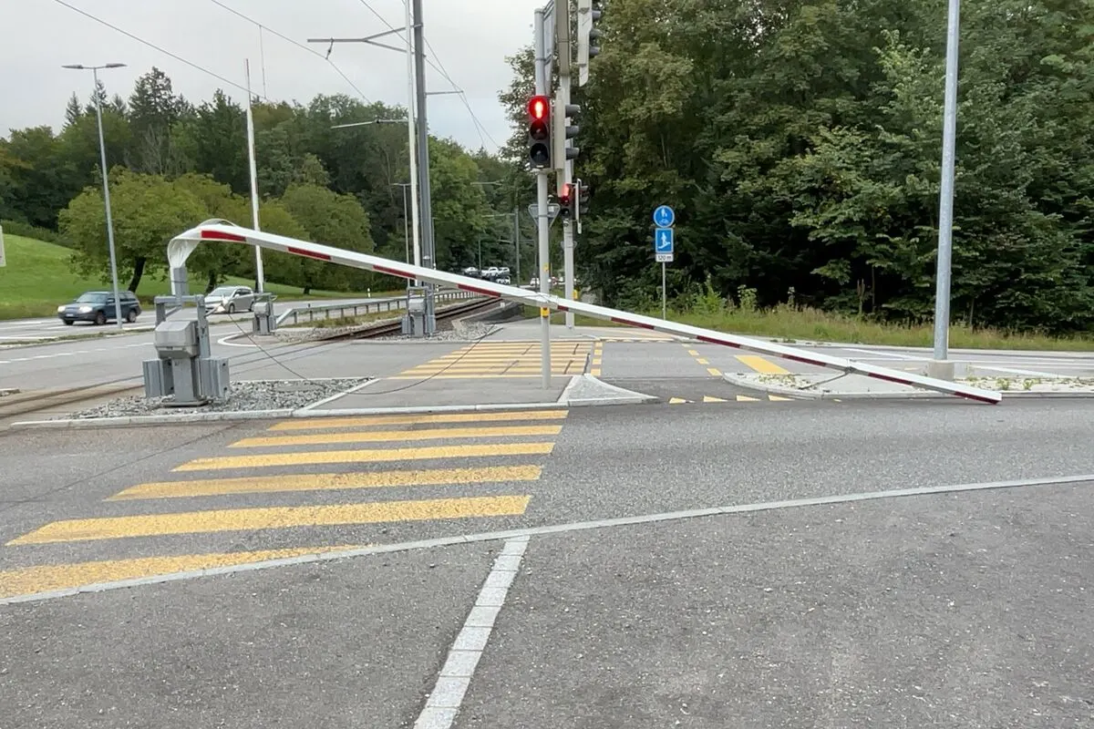 Flumenthal SO - Wer hat die Bahnschranke beschädigt?