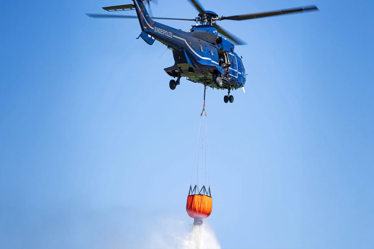Treuenbrietzen BB – Bundespolizei wirft 43.000 Liter Löschwasser bei Waldbrand ab