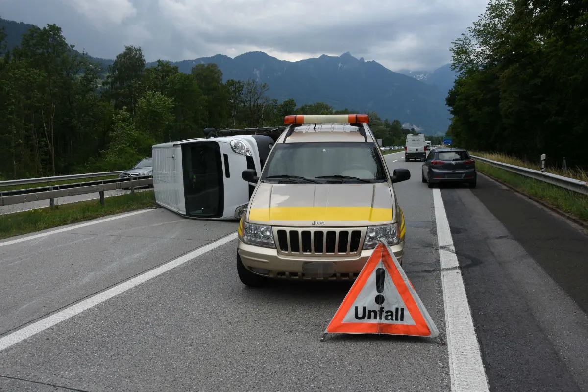 Sevelen SG - Fahrzeuganhänger kippt auf Autobahn