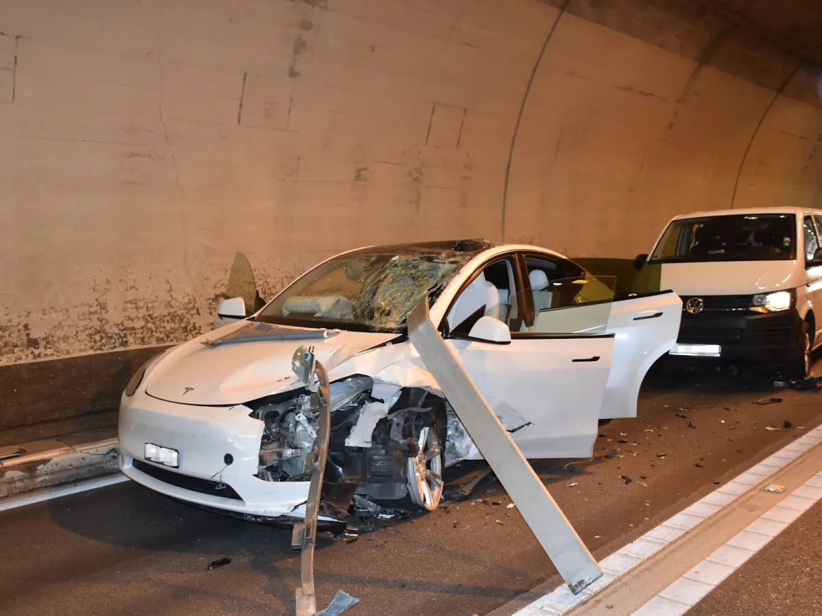 Bonaduz GR - Lastwagen verliert Anhänger im Tunnel