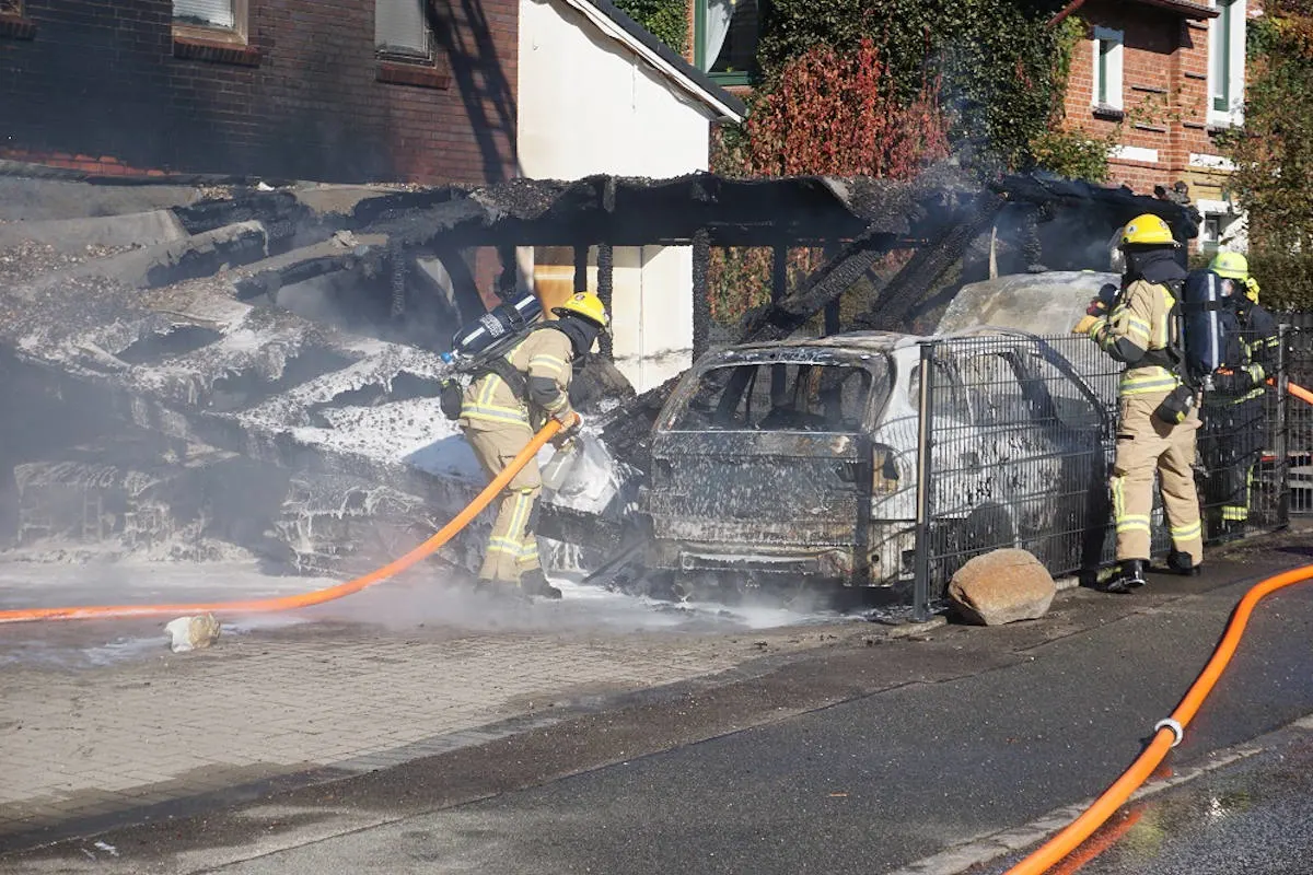 Klein Rönnau – Brand einer Carportanlage mit mehreren Fahrzeugen