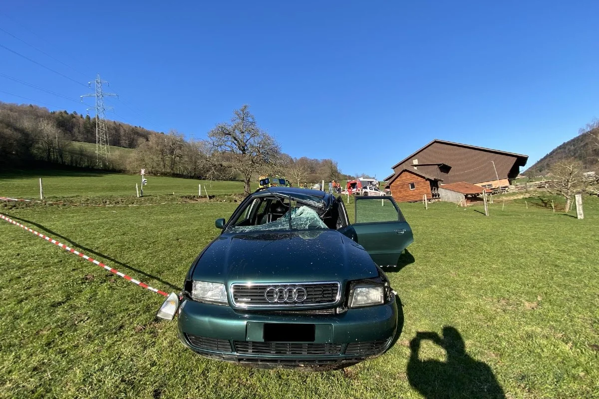 Langenbruck BL - Überholmanöver geht schief - Audi gerät ausser Kontrolle!