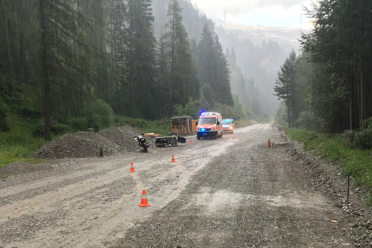 Scuol GR - Motorradlenker baut Selbstunfall