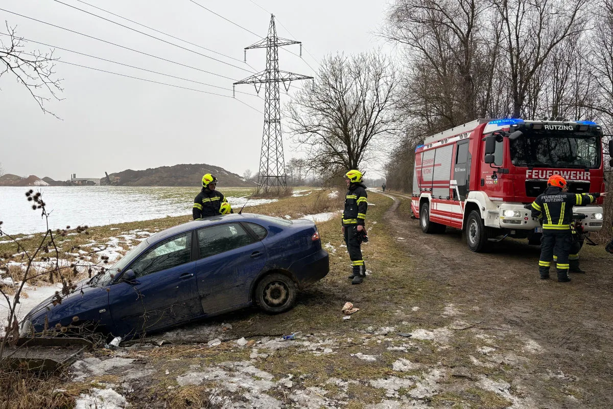 Hörsching – Lenker landet in Bach und verlässt Unfallstelle