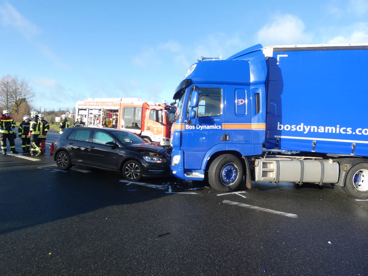 B191 Celle – Frontalzusammenstoß zwischen LKW und PKW, fordert Schwerverletzten