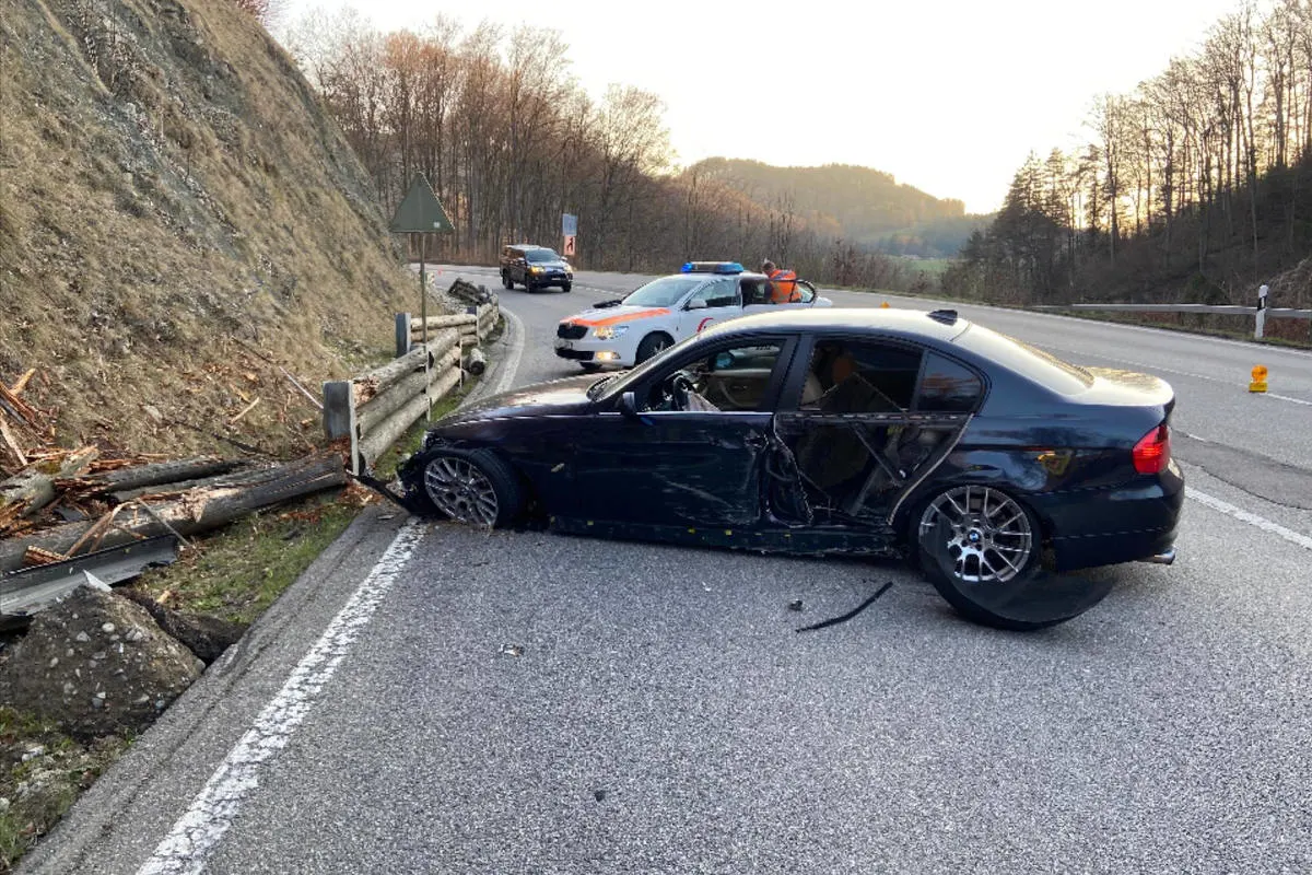 Läufelfingen BL – Personenwagen bei Selbstunfall stark beschädigt