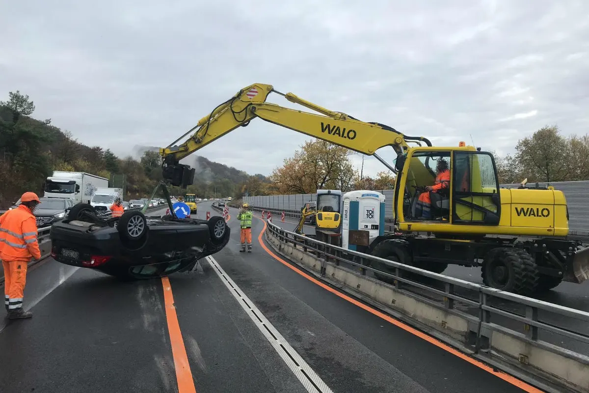 A18/Muttenz BL - Auto landet auf dem Dach