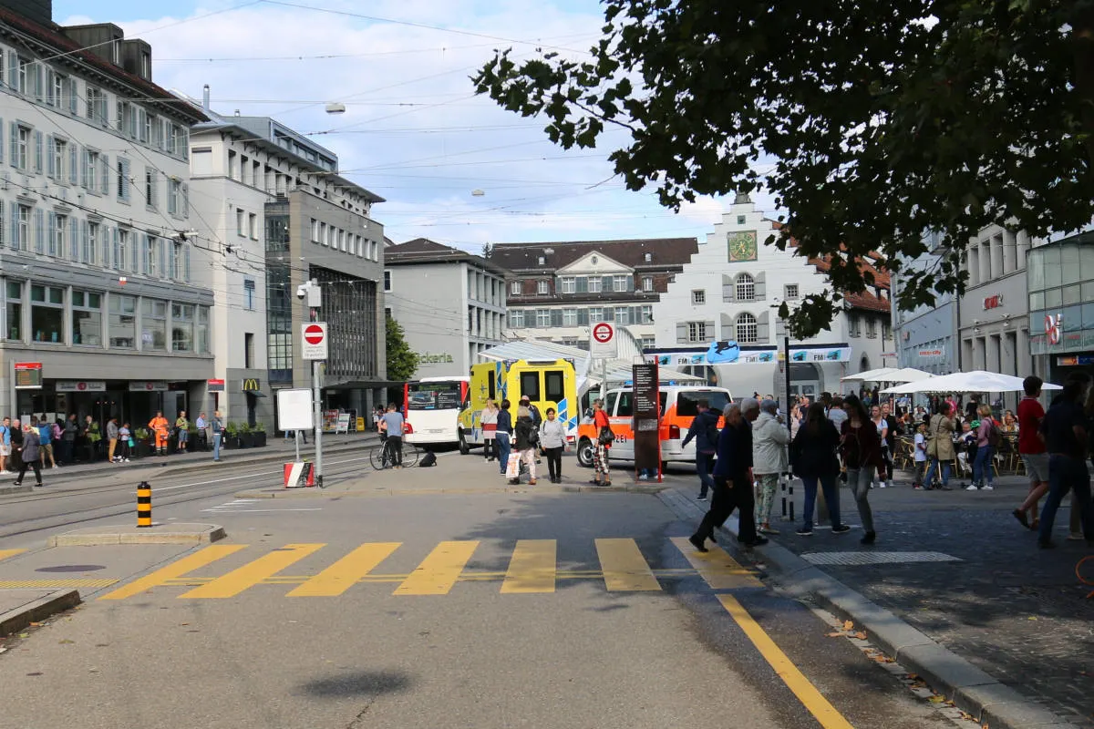 Stadt St.Gallen SG - Kollision zwischen Velofahrer und zwei Fussgängern