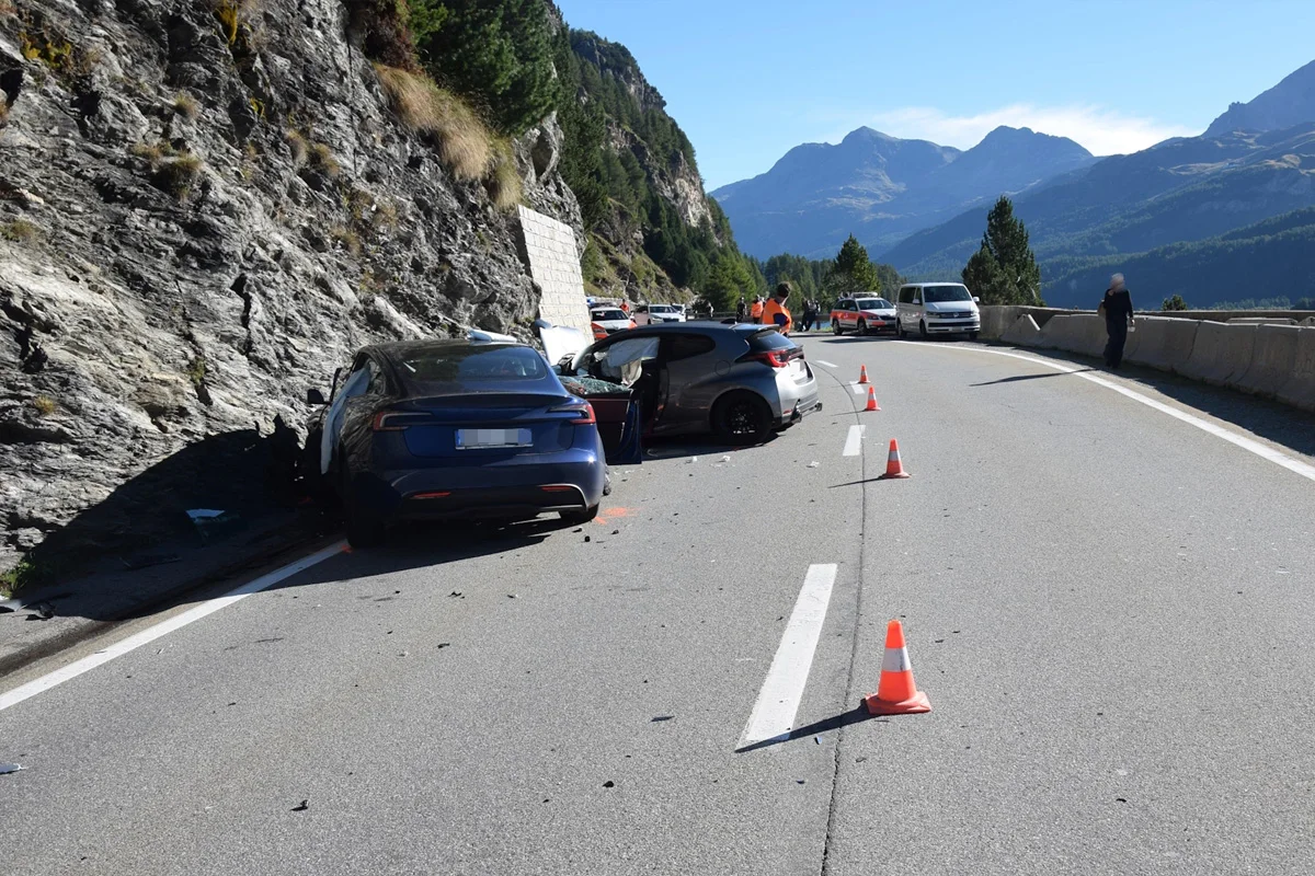 Zwei Autos sind auf einer Bergstraße verunglückt. Eines ist in die Felswand geprallt. Verkehrskegel sichern die Unfallstelle.