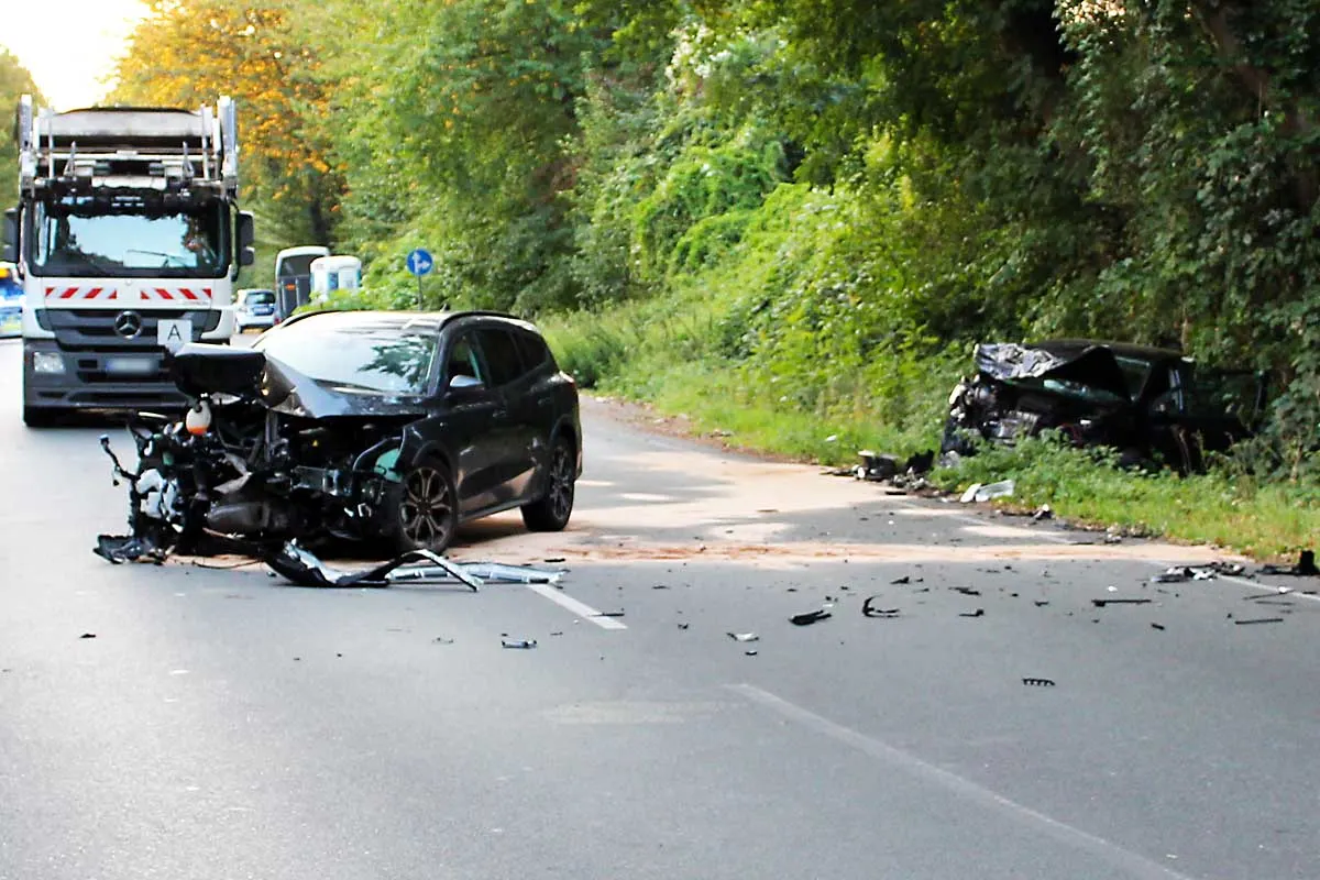 Bochum - Autofahrer gerät auf Gegenfahrbahn - Drei Verletzte (20, 35, 2) bei Frontalzusammenstoß