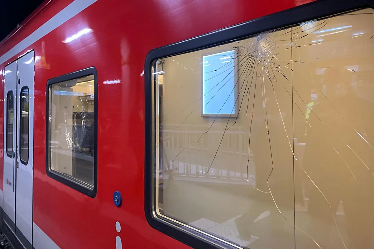 Wuppertal - Unbekannte bewerfen S-Bahn mit Steinen