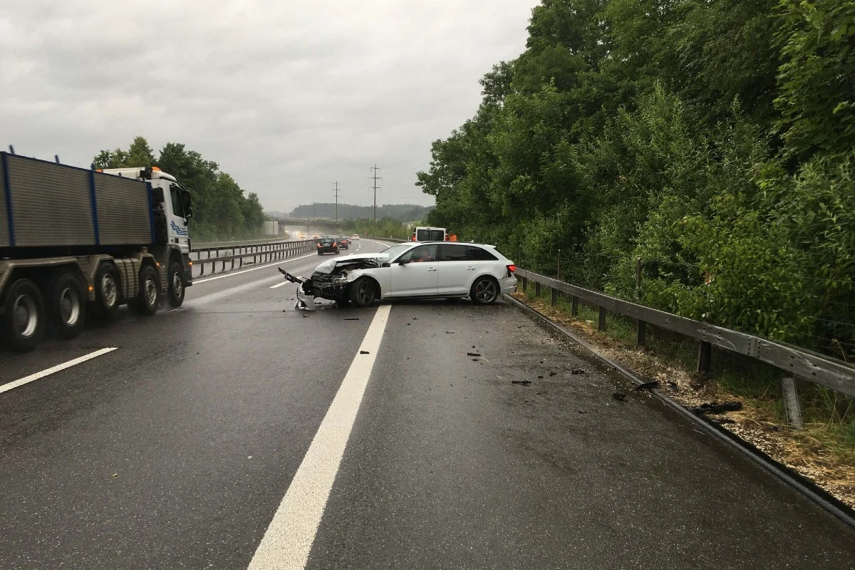 Knonau ZH - Totalschaden im Morgenverkehr - Verkehrsbehinderung auf der Strecke
